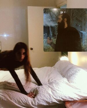 Juana del Río Instagram - La mayoría de estas fotos fueron tomadas después de las 2 am. Tiempo en el que usualmente acaba nuestro tiempo de escritura. Pronto tendremos que entregar. 
Aquí entonces dejamos un rastro de esas noches para que cuando tengamos el placer de ver esas historias vivas, recordemos que mientras las escribíamos tomábamos fotos para calmar el miedo que produce decidir sobre vidas imaginadas. 🦇