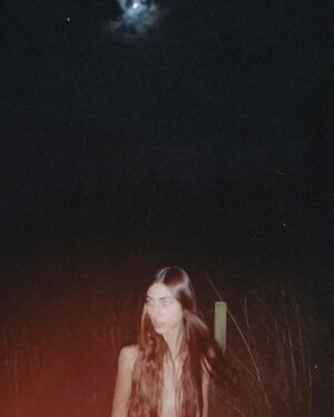 Juana del Río Instagram - La mayoría de estas fotos fueron tomadas después de las 2 am. Tiempo en el que usualmente acaba nuestro tiempo de escritura. Pronto tendremos que entregar. 
Aquí entonces dejamos un rastro de esas noches para que cuando tengamos el placer de ver esas historias vivas, recordemos que mientras las escribíamos tomábamos fotos para calmar el miedo que produce decidir sobre vidas imaginadas. 🦇