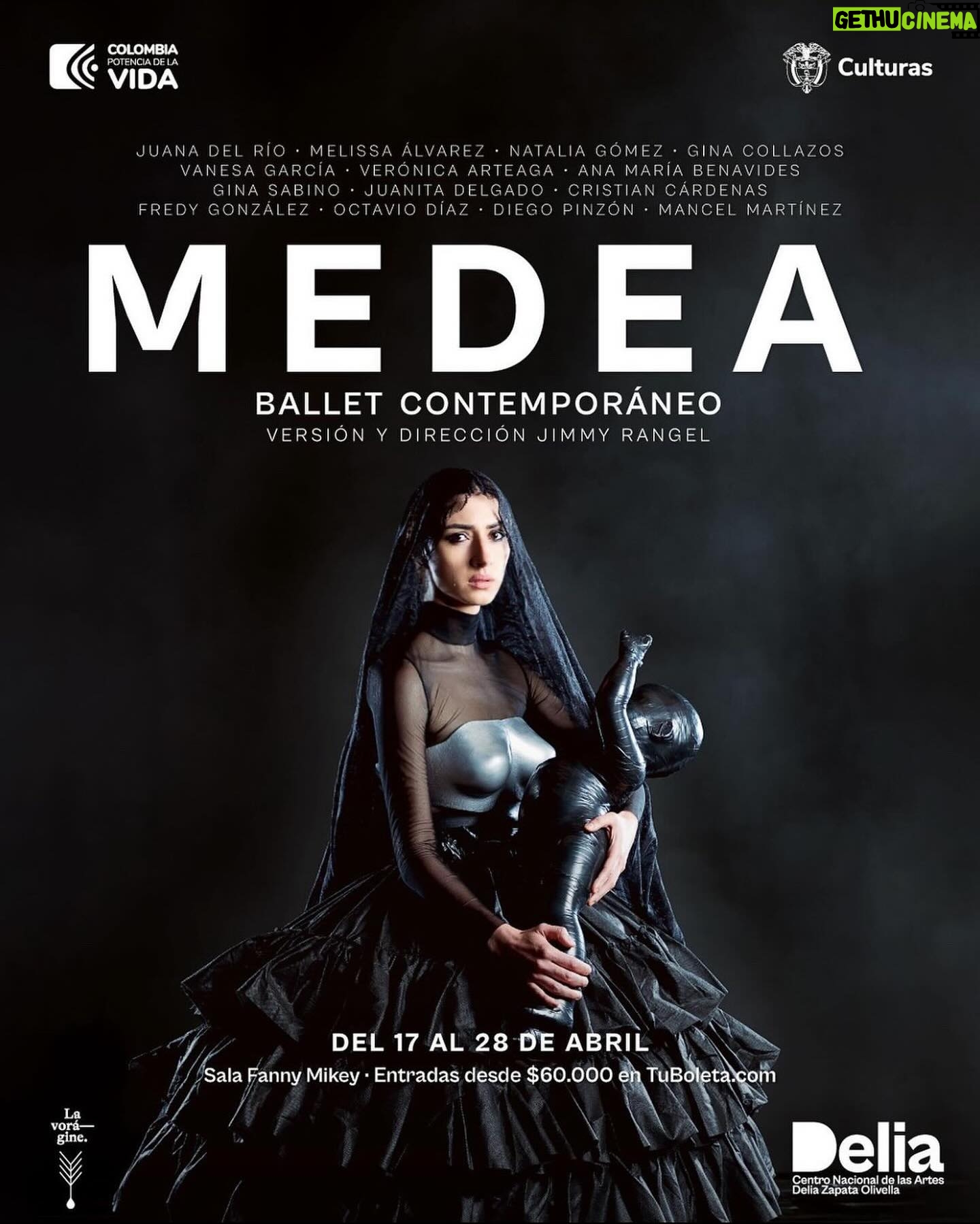 Juana del Río Instagram - M E D E A - Hoy despertamos con la noticia de que la boletería para lo que resta de esta temporada está agotada. Estoy emocionada y conmovida. Agotamos la temporada entera. 🦇 Al excepcional equipo con el que tengo el placer de trabajar y a ustedes, muchas gracias. - “ Desde la cima de tu cabeza, brota confundida la sangre con el fuego. Y bajo las invisibles dentelladas del veneno se desprenden los huesos de tus carnes, como lágrimas de pino.” MEDEA, versión del formidable @jimmyrangel_ / @eneldelia Las fotos 1, 8, 9 y 10. @hectocol @dantaproduce / 2, 4 y 6. @alexai4 Ojalá no se la hayan perdido. 🦇