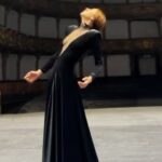 Juana del Río Instagram - En las últimas semanas, varios me han señalado el profundo parecido que tengo con Medea. Me sentí halagada. Pero después me asusté. ¿Qué es eso tan negro que los otros ven en mí y que yo no estoy viendo? Hoy lo entendí. Todo lo que le ocurre a Medea es una metáfora. Es la historia de una mujer que se libera. Y si así es, entonces sí, esta noche seré Medea. Hoy es el estreno de nuestra Medea, una obra dirigida por el magnífico @jimmyrangel_ , donde tengo el privilegio de estar acompañada de un equipo de cantantes, bailarines y técnicos tan brillantes como generosos. Las fotos 1,4 y 5 son del talentoso @hectocol @dantaproduce Desde hoy, @eneldelia , MEDEA. 🦇