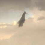 Juana del Río Instagram - En las últimas semanas, varios me han señalado el profundo parecido que tengo con Medea. Me sentí halagada. Pero después me asusté. ¿Qué es eso tan negro que los otros ven en mí y que yo no estoy viendo? Hoy lo entendí. Todo lo que le ocurre a Medea es una metáfora. Es la historia de una mujer que se libera. Y si así es, entonces sí, esta noche seré Medea. Hoy es el estreno de nuestra Medea, una obra dirigida por el magnífico @jimmyrangel_ , donde tengo el privilegio de estar acompañada de un equipo de cantantes, bailarines y técnicos tan brillantes como generosos. Las fotos 1,4 y 5 son del talentoso @hectocol @dantaproduce Desde hoy, @eneldelia , MEDEA. 🦇