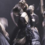 Juana del Río Instagram - En las últimas semanas, varios me han señalado el profundo parecido que tengo con Medea. Me sentí halagada. Pero después me asusté. ¿Qué es eso tan negro que los otros ven en mí y que yo no estoy viendo? Hoy lo entendí. Todo lo que le ocurre a Medea es una metáfora. Es la historia de una mujer que se libera. Y si así es, entonces sí, esta noche seré Medea. Hoy es el estreno de nuestra Medea, una obra dirigida por el magnífico @jimmyrangel_ , donde tengo el privilegio de estar acompañada de un equipo de cantantes, bailarines y técnicos tan brillantes como generosos. Las fotos 1,4 y 5 son del talentoso @hectocol @dantaproduce Desde hoy, @eneldelia , MEDEA. 🦇
