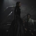 Juana del Río Instagram - En las últimas semanas, varios me han señalado el profundo parecido que tengo con Medea. Me sentí halagada. Pero después me asusté. ¿Qué es eso tan negro que los otros ven en mí y que yo no estoy viendo? Hoy lo entendí. Todo lo que le ocurre a Medea es una metáfora. Es la historia de una mujer que se libera. Y si así es, entonces sí, esta noche seré Medea. Hoy es el estreno de nuestra Medea, una obra dirigida por el magnífico @jimmyrangel_ , donde tengo el privilegio de estar acompañada de un equipo de cantantes, bailarines y técnicos tan brillantes como generosos. Las fotos 1,4 y 5 son del talentoso @hectocol @dantaproduce Desde hoy, @eneldelia , MEDEA. 🦇