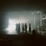 Juana del Río Instagram - En las últimas semanas, varios me han señalado el profundo parecido que tengo con Medea. Me sentí halagada. Pero después me asusté. ¿Qué es eso tan negro que los otros ven en mí y que yo no estoy viendo? Hoy lo entendí. Todo lo que le ocurre a Medea es una metáfora. Es la historia de una mujer que se libera. Y si así es, entonces sí, esta noche seré Medea. Hoy es el estreno de nuestra Medea, una obra dirigida por el magnífico @jimmyrangel_ , donde tengo el privilegio de estar acompañada de un equipo de cantantes, bailarines y técnicos tan brillantes como generosos. Las fotos 1,4 y 5 son del talentoso @hectocol @dantaproduce Desde hoy, @eneldelia , MEDEA. 🦇