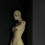 Juana del Río Instagram - En las últimas semanas, varios me han señalado el profundo parecido que tengo con Medea. Me sentí halagada. Pero después me asusté. ¿Qué es eso tan negro que los otros ven en mí y que yo no estoy viendo? Hoy lo entendí. Todo lo que le ocurre a Medea es una metáfora. Es la historia de una mujer que se libera. Y si así es, entonces sí, esta noche seré Medea. Hoy es el estreno de nuestra Medea, una obra dirigida por el magnífico @jimmyrangel_ , donde tengo el privilegio de estar acompañada de un equipo de cantantes, bailarines y técnicos tan brillantes como generosos. Las fotos 1,4 y 5 son del talentoso @hectocol @dantaproduce Desde hoy, @eneldelia , MEDEA. 🦇