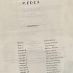 Juana del Río Instagram - Tener el privilegio de interpretar a Medea es uno de los mayores honores que he recibido. Medea tiene 2500 años y durante veinticinco siglos nos ha hechizado. Medea es nuestra sombra, nuestro inconsciente, nuestro tabú. Lo que no queremos ver. Y es mi misión reflejarlo. Esta tarea me intimida, pero me entusiasma también. Si este personaje sigue fascinándonos tras tanto tiempo es porque es tan vigente como cuando se escribió por primera vez. Porque me habla a mí como le habló a su primera actriz, porque compartimos los mismos demonios que Medea llega a sanar y purificar. Pero, ¿cómo abordar este monumento? Apoyada por la mirada delirante y apasionada de @jimmyrangel_ , que nos propulsa a mí y a todo el brillante equipo que lo acompañamos, para describir esa Medea que durante tanto tiempo nos ha rondado. En una carrera contra el tiempo y con múltiples contracturas musculares, Medea llega a ustedes del 17 al 28 de abril @eneldelia . Las entradas están disponibles en Tu Boleta y se están rápidamente agotando. 🦇 (La tercera imagen es parte de nuestra colaboración con el fantástico @nicolas.caballero.arenas y su @b.zu.al que con su maestría de la inteligencia artificial, parece haber profetizado lo que venía.) 🦇