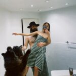 Juana del Río Instagram - Rara, satánica, “darks”, atormentada, depresiva, miedosa, enferma, poco femenina, no mujer, desadaptada. Esos son algunos de los adjetivos con los que me describen con más frecuencia de la que me gustaría. Y a pesar de que me causaba gracia, también me avergonzaba sentirme tan distinta a lo que parece ser aceptable y bien recibido. Pero gracias a este personaje, a esta historia y a este entrañable equipo, me doy cuenta de que eso que me avergonzaba, es en realidad motivo de orgullo. Y que como yo, hay un ejército de desadaptados con ganas de hacer las cosas distinto. 🎬 🦇 📿 👁 💥 *the soft and supple will prevail.
