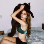 Juana del Río Instagram - tercera semana. 🎬 🦇 📿 poco sueño, pero mucha ilusión. Y Gregorio, siempre. 🐈‍⬛