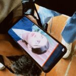 Juana del Río Instagram - Mauricio Leal fue un hombre como pocos. Brillante, luminoso, auténtico. Un hombre generoso del que nadie tenía nada malo que decir. Su muerte le heló la sangre a Colombia. A nosotros también. Lo mataron junto a su madre, Marleny Hernández. Y quisieron hacerlo parecer un suicidio. Marleny y Mauricio fueron abusados de la peor manera como ocurre en Colombia con una frecuencia mucho más alta de lo que uno quisiera creer. Mauricio y Marleny comprobaron con su vida que los monstruos están más cerca de lo que uno cree. Que esos monstruos son personas. Frustradas, dementes, sanguinarias, pero personas. Casos de horror como el de Mauricio y Marleny no pueden seguir repitiéndose. Por eso es importante hablar de ellos, analizarlos, entenderlos. Tenemos que aprender de esta tragedia. Porque no queremos que se repita. Porque no queremos que nadie se vuelva a encontrar en la posición de Mauricio, Marleny o incluso de Yhonier. Decidimos hacer esta película de manera respetuosa, lejos del amarillismo, con un punto de vista particular, sin revictimizar a las víctimas ni glorificar a los victimarios. Quisimos analizar las dinámicas del abuso y, al mismo tiempo, honrar a Mauricio Leal y a Marleny Hernández. Quisimos manifestarles nuestra admiración, trascender su tragedia y celebrar su vida. Con esta película, quisimos escribirle un homenaje a Mauricio, a su mensaje y a su ejemplo. Habiendo hecho parte de un equipo excepcional, es con mucha ilusión que presentamos hoy nuestro trabajo, en Netflix, disponible en más de 190 países. No podemos borrar esta tragedia. Pero sí podemos aprender de ella. Esta es una película para Mauricio Leal y para todos los que, como a él, nos apagaron la luz por brillar más fuerte. 🦇 @netflixlat @netflixcolombia @dynamocine