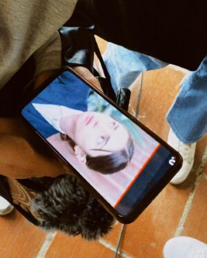 Juana del Río Instagram - Mauricio Leal fue un hombre como pocos. Brillante, luminoso, auténtico. Un hombre generoso del que nadie tenía nada malo que decir. Su muerte le heló la sangre a Colombia. A nosotros también. 

Lo mataron junto a su madre, Marleny Hernández. Y quisieron hacerlo parecer un suicidio. Marleny y Mauricio fueron abusados de la peor manera como ocurre en Colombia con una frecuencia mucho más alta de lo que uno quisiera creer. Mauricio y Marleny comprobaron con su vida que los monstruos están más cerca de lo que uno cree. Que esos monstruos son personas. Frustradas, dementes, sanguinarias, pero personas.

Casos de horror como el de Mauricio y Marleny no pueden seguir repitiéndose. Por eso es importante hablar de ellos, analizarlos, entenderlos. Tenemos que aprender de esta tragedia. Porque no queremos que se repita. Porque no queremos que nadie se vuelva a encontrar en la posición de Mauricio, Marleny o incluso de Yhonier.

Decidimos hacer esta película de manera respetuosa, lejos del amarillismo, con un punto de vista particular, sin revictimizar a las víctimas ni glorificar a los victimarios. Quisimos analizar las dinámicas del abuso y, al mismo tiempo, honrar a Mauricio Leal y a Marleny Hernández. Quisimos manifestarles nuestra admiración, trascender su tragedia y celebrar su vida. Con esta película, quisimos escribirle un homenaje a Mauricio, a su mensaje y a su ejemplo.

Habiendo hecho parte de un equipo excepcional, es con mucha ilusión que presentamos hoy nuestro trabajo, en Netflix, disponible en más de 190 países.

No podemos borrar esta tragedia. Pero sí podemos aprender de ella. Esta es una película para Mauricio Leal y para todos los que, como a él, nos apagaron la luz por brillar más fuerte. 🦇

@netflixlat @netflixcolombia @dynamocine
