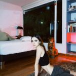 Juana del Río Instagram - El 2 de Enero empezamos ensayos. 🎬🦇 Y desde entonces me levanto todos los días, pensando en que es una fortuna estar rodeada de un equipo tan fantástico. Es una fortuna haber empezado el año rodeada de personas que admiro tanto y que me hacen sentir valiosa. Llego a casa ilusionada y con ganas de que ya sea mañana de nuevo. Y nada, quería ser ridícula y señalar esto y dejarlo acá para que no se me olvide, que estoy feliz.