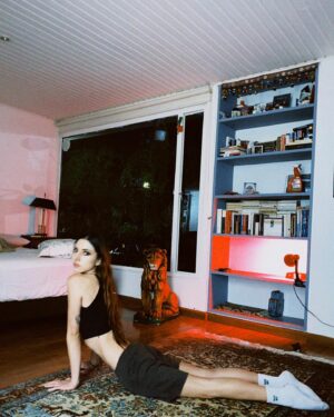 Juana del Río Instagram - El 2 de Enero empezamos ensayos. 🎬🦇 
Y desde entonces me levanto todos los días, pensando en que es una fortuna estar rodeada de un equipo tan fantástico. 
Es una fortuna haber empezado el año rodeada de personas que admiro tanto y que me hacen sentir valiosa.
Llego a casa ilusionada y con ganas de que ya sea mañana de nuevo. 
Y nada, quería ser ridícula y señalar esto y dejarlo acá para que no se me olvide, que estoy feliz.