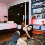 Juana del Río Instagram - El 2 de Enero empezamos ensayos. 🎬🦇 Y desde entonces me levanto todos los días, pensando en que es una fortuna estar rodeada de un equipo tan fantástico. Es una fortuna haber empezado el año rodeada de personas que admiro tanto y que me hacen sentir valiosa. Llego a casa ilusionada y con ganas de que ya sea mañana de nuevo. Y nada, quería ser ridícula y señalar esto y dejarlo acá para que no se me olvide, que estoy feliz.