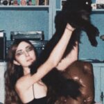 Juana del Río Instagram - Hace mucho tiempo no me ilusionaba tanto un personaje como la joya que ahora tengo en las manos. Y por eso estoy aquí, con miedo hasta el hueso, pero profundamente honrada y contenta. Y es por eso también, que quería compartirlo con ustedes. Gracias a los que confiaron en mí. Prometo no decepcionar. 🦇🎬 Entonces en casa, celebramos las fiestas con este tremendo regalo y espero también que estén encontrando tranquilidad, sea como sea que deseen festejar estas fechas. Desde acá como siempre, les mandamos todo el cariño y agradecimiento.