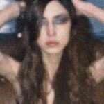 Juana del Río Instagram - Hace mucho tiempo no me ilusionaba tanto un personaje como la joya que ahora tengo en las manos. Y por eso estoy aquí, con miedo hasta el hueso, pero profundamente honrada y contenta. Y es por eso también, que quería compartirlo con ustedes. Gracias a los que confiaron en mí. Prometo no decepcionar. 🦇🎬 Entonces en casa, celebramos las fiestas con este tremendo regalo y espero también que estén encontrando tranquilidad, sea como sea que deseen festejar estas fechas. Desde acá como siempre, les mandamos todo el cariño y agradecimiento.
