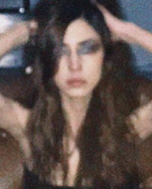 Juana del Río Instagram - Hace mucho tiempo no me ilusionaba tanto un personaje como la joya que ahora tengo en las manos. Y por eso estoy aquí, con miedo hasta el hueso, pero profundamente honrada y contenta. Y es por eso también, que quería compartirlo con ustedes.
Gracias a los que confiaron en mí. Prometo no decepcionar. 🦇🎬
Entonces en casa, celebramos las fiestas con este tremendo regalo y espero también que estén encontrando tranquilidad, sea como sea que deseen festejar estas fechas. 
Desde acá como siempre, les mandamos todo el cariño y agradecimiento.