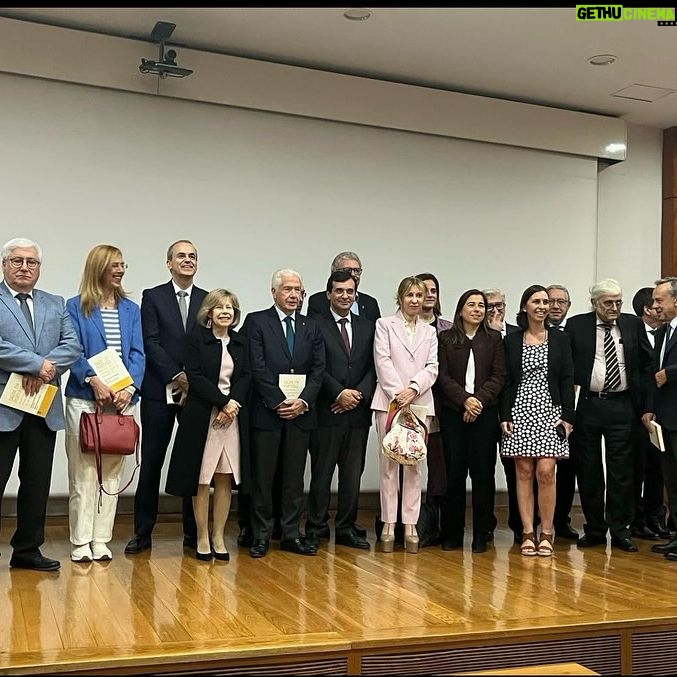 Judite Sousa Instagram - Um livro para pensar nos 50 anos de Abril e nos 45 do SNS. 25 capítulos. 25 autores. A coordenação foi do antigo ministro da saúde, Adalberto Campos Fernandes🙏