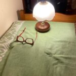 Judite Sousa Instagram - Fiquei durante 2 dias neste pequeno quarto de um mosteiro em Arezzo, Itália, onde se realiza todos os anos um retiro espiritual de pais que perderam os filhos, vindos de toda a Itália. Ocultei este retiro de todos os que me são próximos. É chegado o momento de contar o que aconteceu e deixar uma palavra de gratidão a quem me proporcionou dois dias de apaziguamento espiritual. Dia 23 nas livrarias. “ Pedaços de vida”.#📘📖❤️