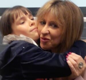 Judite Sousa Instagram - Há algo mais intenso, mais genuíno e verdadeiro do que um abraço de uma criança? Grata que estou por poder ter vivido este momento❤️🌸