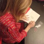 Judite Sousa Instagram – As palavras simples são as mais eficazes de todas. E neste momento a palavra que me ocorre é obrigada. Sabia que o meu livro iria despertar curiosidade mas o que não imaginava era que iria suscitar uma onda de carinho. E é apenas o facto dos leitores terem compreendido exactamente o sentido das minhas palavras que ajuda a compreender o interesse que volvido mês e meio após a publicação, continuam a demonstrar pelos meus “ Pedaços de Vida”. Hoje, chegou ao mercado a quarta edição. Muito, muito obrigada#📘📖❤️
