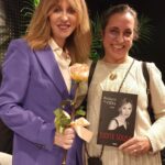 Judite Sousa Instagram - Ola! Quando me lançei com todas as minhas forças na escrita de “ Pedaços de Vida”, antecipava que nas primeiras semanas o livro, também em razão da mediatização. fizesse o seu caminho nem muito breve nem muito longo, tratando-se de um ensaio e não de uma obra de ficção. Inverti as tradicionais regras do marketing. Primeiro, falei no livro, depois dei as entrevistas que tinha que dar e só depois é que o livro saiu para as livrarias. Também decidi que não iria fazer uma apresentação pública. Só quis ter ao meu lado os Portugueses, os cidadãos anónimos. Não convidei ninguém. Fixei a mim própria uma espécie de sondagem, um teste à audiência. Acho que é a primeira vez que estou a falar disto. E porquê? Porque na serenidade dos meus dias que correm, tenho a alegria de comunicar que na próxima semana estará no mercado a sexta edição dos meus “ Pedaços de Vida”. As palavras começam a estar gastas mas não há outras. Incrível mesmo. Muito obrigada aos leitores📘❤️