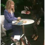 Judite Sousa Instagram - Ola! Quando me lançei com todas as minhas forças na escrita de “ Pedaços de Vida”, antecipava que nas primeiras semanas o livro, também em razão da mediatização. fizesse o seu caminho nem muito breve nem muito longo, tratando-se de um ensaio e não de uma obra de ficção. Inverti as tradicionais regras do marketing. Primeiro, falei no livro, depois dei as entrevistas que tinha que dar e só depois é que o livro saiu para as livrarias. Também decidi que não iria fazer uma apresentação pública. Só quis ter ao meu lado os Portugueses, os cidadãos anónimos. Não convidei ninguém. Fixei a mim própria uma espécie de sondagem, um teste à audiência. Acho que é a primeira vez que estou a falar disto. E porquê? Porque na serenidade dos meus dias que correm, tenho a alegria de comunicar que na próxima semana estará no mercado a sexta edição dos meus “ Pedaços de Vida”. As palavras começam a estar gastas mas não há outras. Incrível mesmo. Muito obrigada aos leitores📘❤️