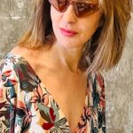Judite Sousa Instagram - Este ano fiquei por Lisboa. Não quis fugir às minhas circunstâncias como aconteceu nos últimos 10 anos. Chega de desconectar com a realidade. Chega de teatralizar uma vida que não existe mais. Realmente, a vida não é uma peça de teatro porque a vida não permite ensaios. As minhas publicações são normalmente dissertações sobre o sentido de algo. Não me sinto confortável com lugares comuns que apenas apoiam como legenda uma fotografia inspiradora ou pretendem passar mensagens subliminares. E a mensagem a existir é simples: na voragem dos dias que passam há sempre qualquer coisa que nos pode manter em tranquilidade, interiorizando o passado, avaliando o que existiu de certo e de errado, e seguir em frente com liberdade se a saúde o permitir e até quando isso for possível #osentidodavida ❤️