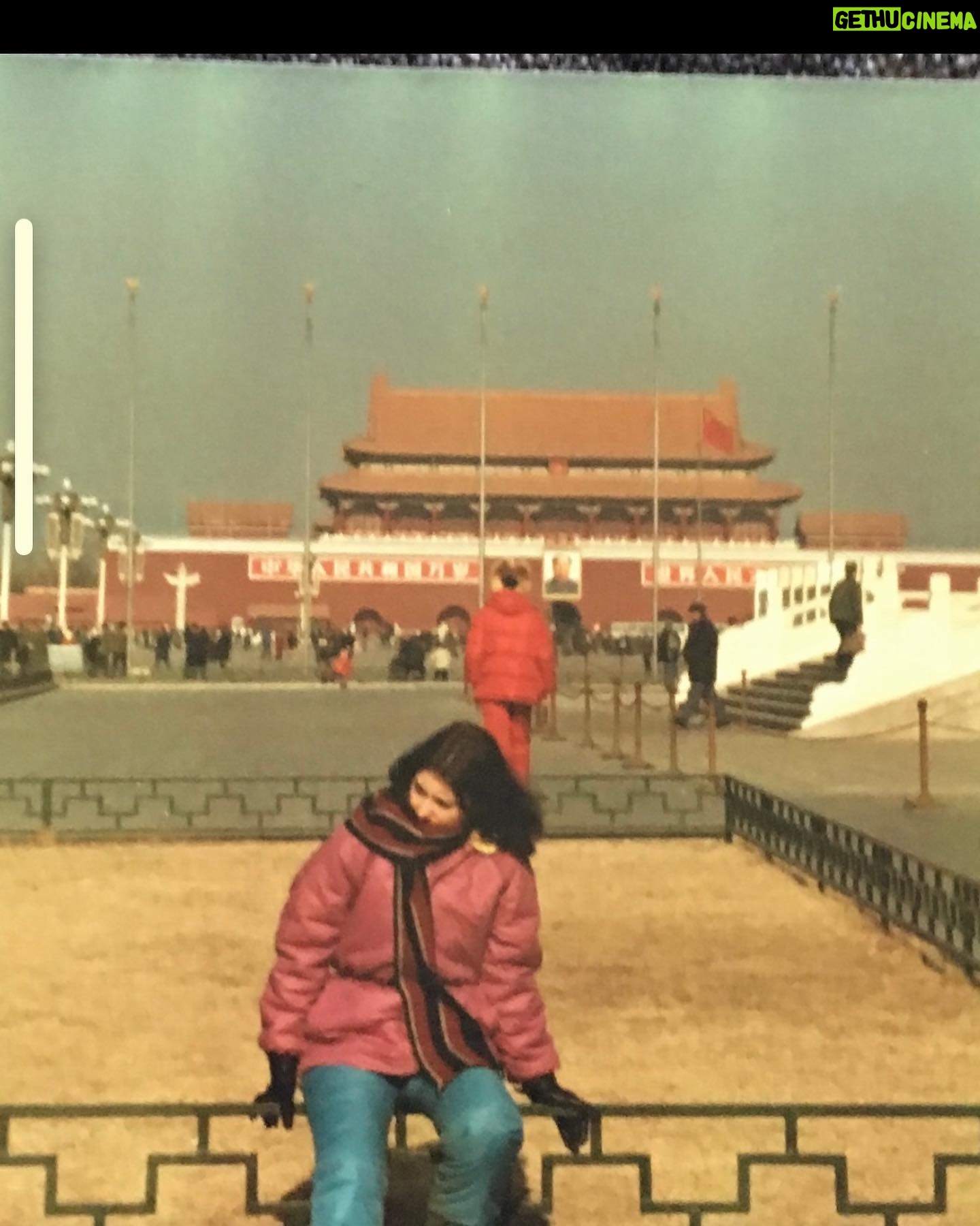 Judite Sousa Instagram - Quando todos os sonhos ainda eram possíveis. Trabalhava em Macau. Viajei com 2 amigos e celebrei os meus 21 anos em Pequim. República Popular da China#🇨🇳