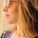Judite Sousa Instagram - Este ano fiquei por Lisboa. Não quis fugir às minhas circunstâncias como aconteceu nos últimos 10 anos. Chega de desconectar com a realidade. Chega de teatralizar uma vida que não existe mais. Realmente, a vida não é uma peça de teatro porque a vida não permite ensaios. As minhas publicações são normalmente dissertações sobre o sentido de algo. Não me sinto confortável com lugares comuns que apenas apoiam como legenda uma fotografia inspiradora ou pretendem passar mensagens subliminares. E a mensagem a existir é simples: na voragem dos dias que passam há sempre qualquer coisa que nos pode manter em tranquilidade, interiorizando o passado, avaliando o que existiu de certo e de errado, e seguir em frente com liberdade se a saúde o permitir e até quando isso for possível #osentidodavida ❤️