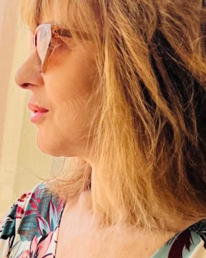 Judite Sousa Instagram - Este ano fiquei por Lisboa. Não quis fugir às minhas circunstâncias  como aconteceu nos últimos 10 anos. Chega de desconectar com a realidade. Chega de teatralizar uma  vida que não existe mais. Realmente, a vida não é uma peça de teatro porque a vida não permite ensaios. As minhas publicações são normalmente dissertações sobre o sentido de algo. Não me sinto confortável com lugares comuns que apenas apoiam como legenda uma fotografia inspiradora ou pretendem passar mensagens subliminares. E a mensagem a existir é simples: na voragem dos dias que passam há sempre qualquer coisa que nos pode manter em tranquilidade, interiorizando o passado, avaliando o que existiu de certo e de errado, e seguir em frente com liberdade se a saúde o permitir e até quando isso for possível #osentidodavida ❤️