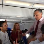 Judite Sousa Instagram - Perguntam-me muitas vezes como são os bastidores das viagens presidenciais. Eu respondo que as muitas horas de aviões são vividas num ambiente de grande informalidade e descontração. Fala-se de tudo e de nada. Soltam-se muitas gargalhadas. Aqui, nesta fotografia, a caminho de Xangai. Foi em Maio de 2014#📺📘📖