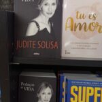 Judite Sousa Instagram - A vida passa com alegrias e tristezas, êxitos e fracassos, mas no final ficará sempre a palavra escrita. Hoje, o livro chegou ao lugar onde os livros têm que repousar algum tempo até darem lugar a outros… e a outros. Espero que gostem porque há muita coisa para ler para além do André e da mãe do André#📘📖📚 ❤️