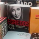 Judite Sousa Instagram – Na comunicação política e, principalmente, na história da televisão, há um momento crucial a registar. Ou melhor, um acontecimento: o debate entre António Costa e Passos Coelho em Setembro de 2015, poucas semanas antes das eleições gerais que deram a vitória ao PSD mas que impediram os social-democratas de formar governo por não terem maioria no Parlamento. Foi nestas circunstâncias que o PS alavancou os resultados eleitorais e fez um acordo político, assinado separadamente pelo PCP e pelo Bloco de Esquerda- o primeiro governo da “ geringonça “. Do ponto de vista televisivo, foi o primeiro debate alguma vez realizado em Portugal e transmitido em simultâneo pela RTP, SIC e TVI. Algo absolutamente inédito. Os bastidores deste debate são contados neste “ tesourinho” que encontrei hoje nos meus passeios viciantes pelas livrarias. Chamei ao livro “ Segredos” e a ele voltarei, não ao livro, mas aos “ segredos” políticos e jornalísticos o mais brevemente que me for possível #📘📖❤️😄📖📘