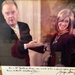 Judite Sousa Instagram - Presidente da República: Jorge Sampaio. Ano: 2005. No dia da mulher, fui condecorada com a Ordem de Mérito. Trabalhava na RTP desde 1979, desempenhava as funções de Directora Adjunta de Informação, cargo que mantive durante 19 anos, 11 na RTP, 8 na TVI. Recordo este momento com ternura porque na assistência estava o meu saudoso filho que horas antes me dizia, brincalhão como era: “ mãe, vais ser oficial, não comendadora” e eu também me ria pelo inesperado da situação. Alguns anos depois, muita coisa mudou. É muita coisa poderá ainda mudar quando o destino nos diz que não vivemos mas que sobrevivemos❤️