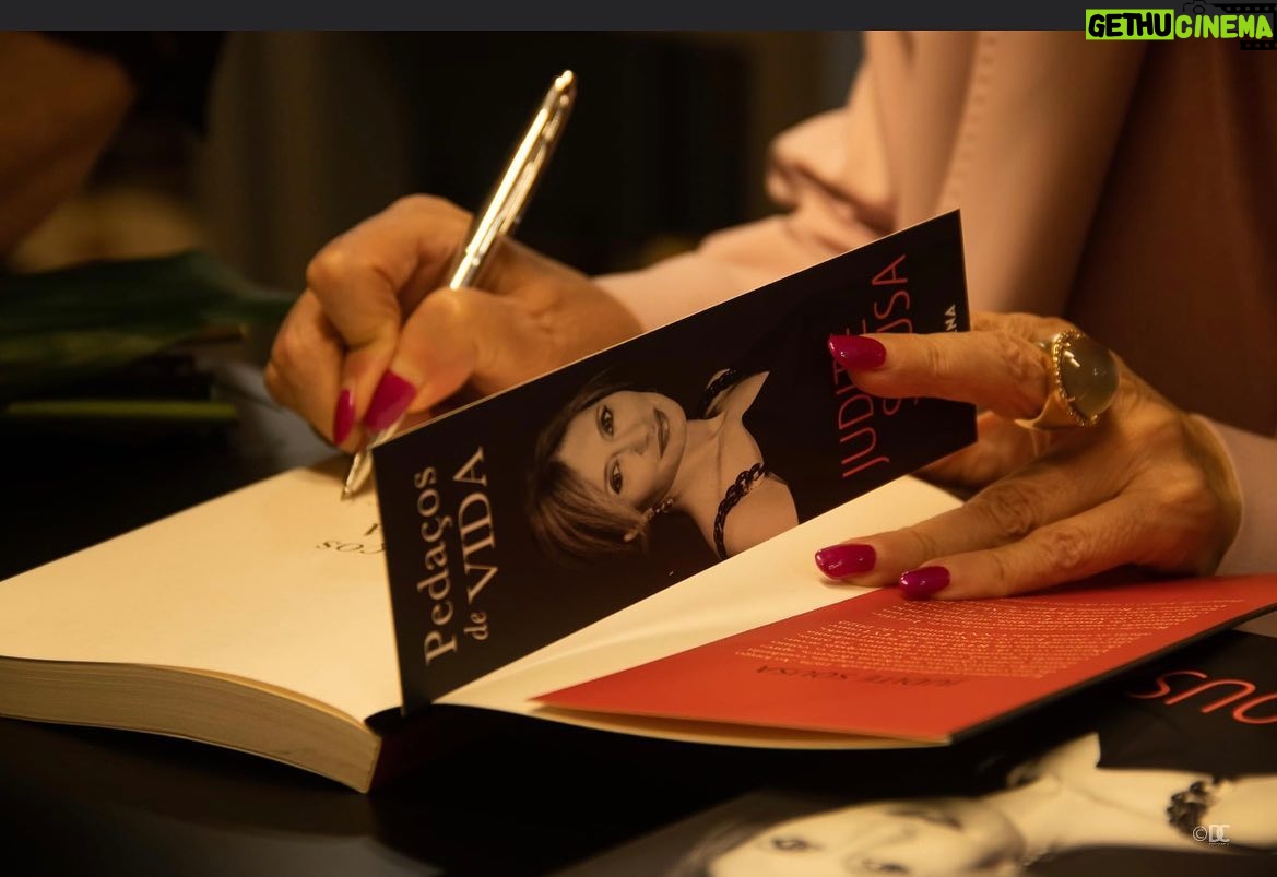 Judite Sousa Instagram - Dois meses é uma eternidade na longevidade de um livro. Porém, continuamos no top 10 da rede FNAC assim como no grupo Sonae. Entretanto, estaremos na Feira do Livro 2 dias que este ano começa em Maio. A todos os leitores, o meu agradecimento, as palavras de afecto que me fazem chegar, o leitor que veio de Bragança para me dar um abraço assim como o casal que me trouxe um pão de ló de Ovar, adivinhando que é um dos meus doces preferidos, assim como o senhor que ontem à saída da clínica S. João de Deus, à porta de uma loja, me disse: a senhora é corajosa. Agradecida, portanto, a todos#📘📖❤️