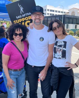 Judy Reyes Instagram - UNIDOS!✊🏽 Latine coming out to support hardcore! @wgawest @wgaeast @sagaftra @therealanaortiz @sashamerci @toddgrinnell #wgastrong