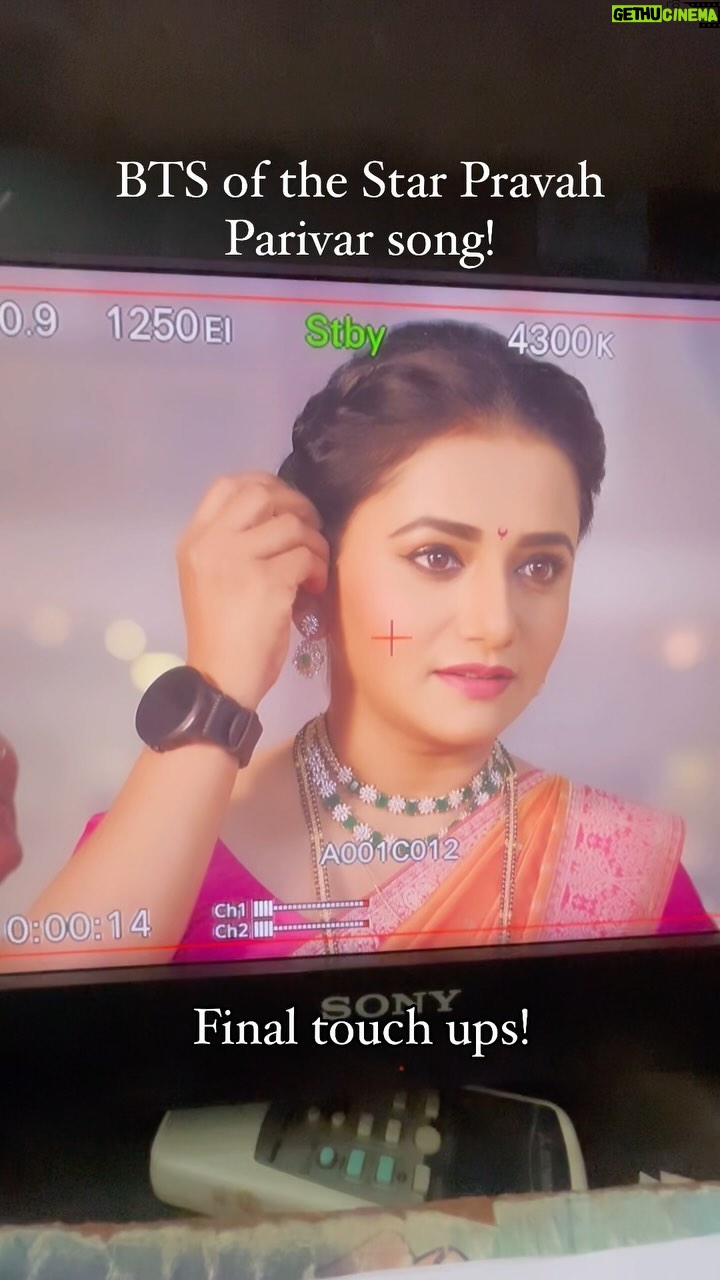 Jui Gadkari Instagram - Bts of the #starpravahparivar song! Its a team work!! #teamwork #juigadkari #marathimulgi #actress #trending #bts #ttm #tharlatarmag