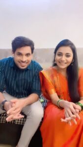 Jui Gadkari Instagram - We completed 400 episodes recently!!! So heres a small reel singing our title with my onscreen devar Ashwin bhauji! Hope u like it! #juigsings Credits:- Playback- @hrishikesh_ranade @priyanka.barve Music- @nilesh_moharir Lyrics- @rohinininawe