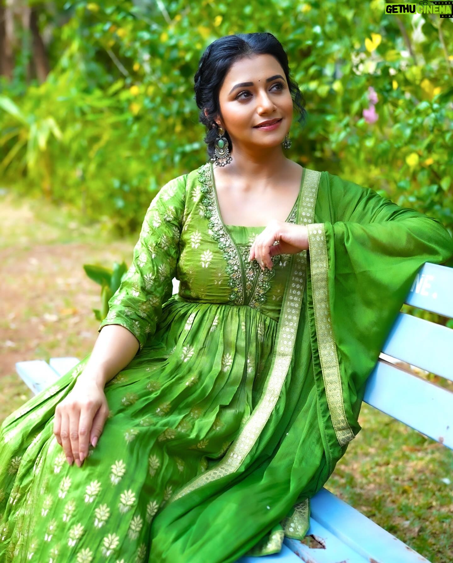 Jui Gadkari Instagram - For #sanskrutikaladarpanawards Won in the best actress, best show and best screenplay catagories🙏😇 #grateful Makeup: Me Hair: @sanjana_patil165 Captured by: @gunga_behra Outfit: @sochstories #juigadkari #marathimulgi #actress #tharlatarmag #sayali #starpravah