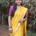 Jui Gadkari Instagram - For Aishwarya Sarang haldi ceremony.. #gharogharimatichyachuli #juigadkari #marathimulgi #sayali #tharlatarmag 📸 @bhim.gaikwad Hair- @sh.ukla6613 Makeup- me! Costume- @vili_vaishali Jewellery- @dhanashree_art_jewels