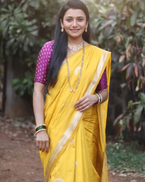 Jui Gadkari Instagram - For Aishwarya Sarang haldi ceremony.. #gharogharimatichyachuli #juigadkari #marathimulgi #sayali #tharlatarmag 

📸 @bhim.gaikwad 
Hair- @sh.ukla6613 
Makeup- me!
Costume- @vili_vaishali 
Jewellery- @dhanashree_art_jewels