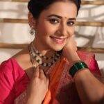 Jui Gadkari Instagram - Photo shoots inbetween shoots!!! 📸 @bhim.gaikwad Jewellery: @dhanashree_art_jewels Hair: @sh.ukla6613 Makeup: Me!!! Costume: @vili_vaishali Costume Asst: @gayatri31_artistry @star_pravah #juigadkari #saree #traditional #sayali #tharlatarmag #india #indianwomen