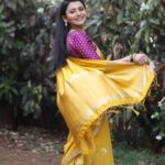 Jui Gadkari Instagram - For Aishwarya Sarang haldi ceremony.. #gharogharimatichyachuli #juigadkari #marathimulgi #sayali #tharlatarmag 📸 @bhim.gaikwad Hair- @sh.ukla6613 Makeup- me! Costume- @vili_vaishali Jewellery- @dhanashree_art_jewels