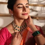 Jui Gadkari Instagram - Photo shoots inbetween shoots!!! 📸 @bhim.gaikwad Jewellery: @dhanashree_art_jewels Hair: @sh.ukla6613 Makeup: Me!!! Costume: @vili_vaishali Costume Asst: @gayatri31_artistry @star_pravah #juigadkari #saree #traditional #sayali #tharlatarmag #india #indianwomen