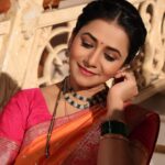 Jui Gadkari Instagram - Photo shoots inbetween shoots!!! 📸 @bhim.gaikwad Jewellery: @dhanashree_art_jewels Hair: @sh.ukla6613 Makeup: Me!!! Costume: @vili_vaishali Costume Asst: @gayatri31_artistry @star_pravah #juigadkari #saree #traditional #sayali #tharlatarmag #india #indianwomen