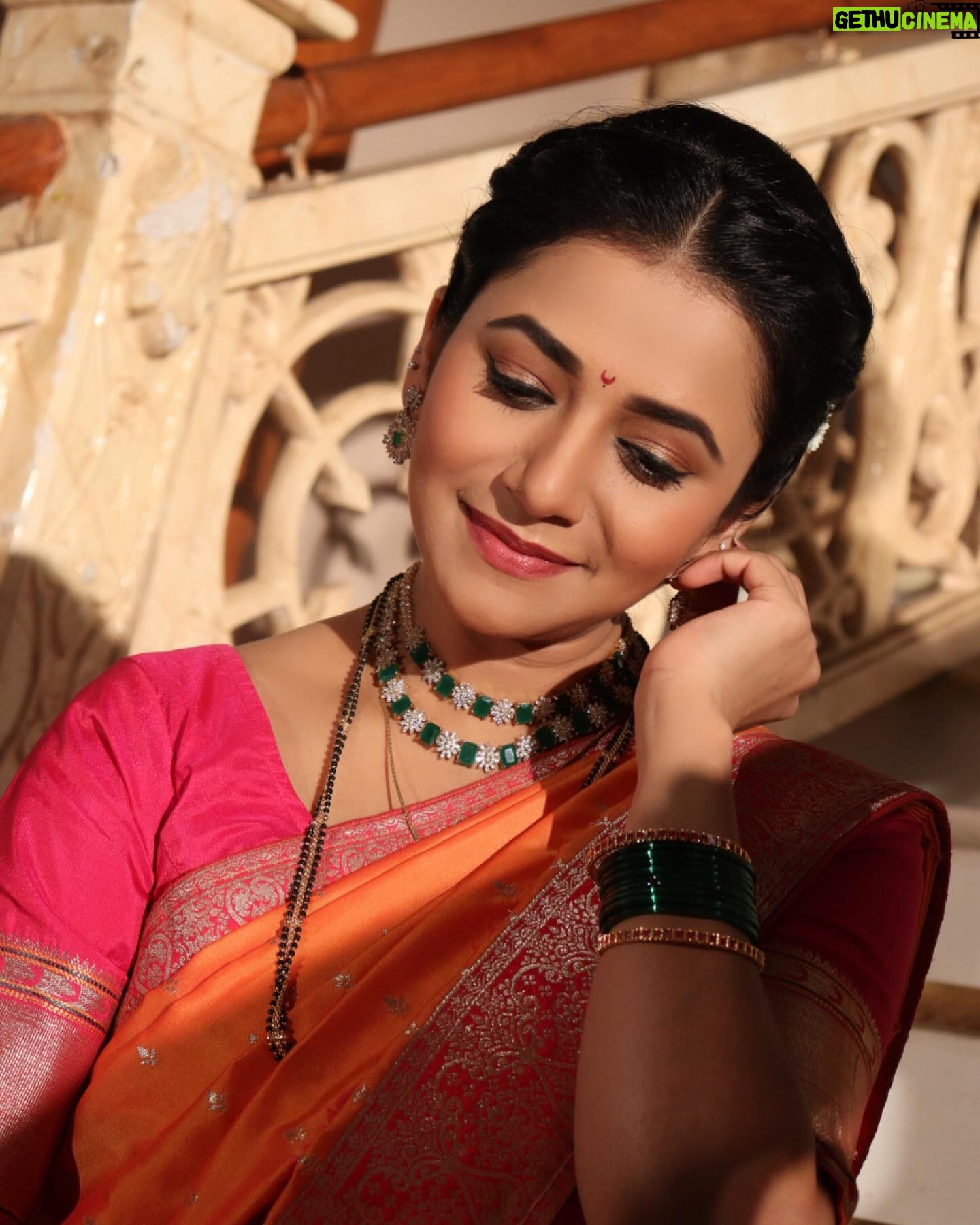 Jui Gadkari Instagram - Photo shoots inbetween shoots!!! 📸 @bhim.gaikwad Jewellery: @dhanashree_art_jewels Hair: @sh.ukla6613 Makeup: Me!!! Costume: @vili_vaishali Costume Asst: @gayatri31_artistry @star_pravah #juigadkari #saree #traditional #sayali #tharlatarmag #india #indianwomen