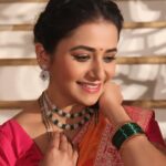 Jui Gadkari Instagram - Photo shoots inbetween shoots!!! 📸 @bhim.gaikwad Jewellery: @dhanashree_art_jewels Hair: @sh.ukla6613 Makeup: Me!!! Costume: @vili_vaishali Costume Asst: @gayatri31_artistry @star_pravah #juigadkari #saree #traditional #sayali #tharlatarmag #india #indianwomen