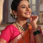 Jui Gadkari Instagram - Photo shoots inbetween shoots!!! 📸 @bhim.gaikwad Jewellery: @dhanashree_art_jewels Hair: @sh.ukla6613 Makeup: Me!!! Costume: @vili_vaishali Costume Asst: @gayatri31_artistry @star_pravah #juigadkari #saree #traditional #sayali #tharlatarmag #india #indianwomen