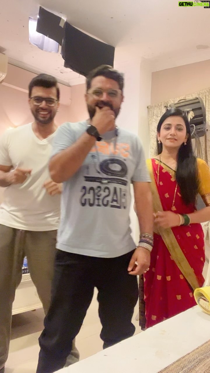 Jui Gadkari Instagram - Hum aur hamare director saahab 😊😜😜😜