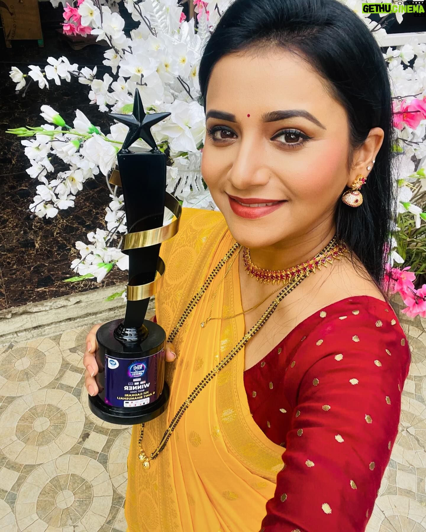 Jui Gadkari Instagram - THarla Tar Mag bags 3 awards (best show, best family, best jodi) at the @bigfmindia awards!!!! I am beyond grateful to all the beautiful people who voted for us, to big fm team and to the jury of the awards🙏 Loving this morning!! Couldnt attend the awards event as i was shooting but the trophies arrived today!!! #happygirl #blessed #juigadkari